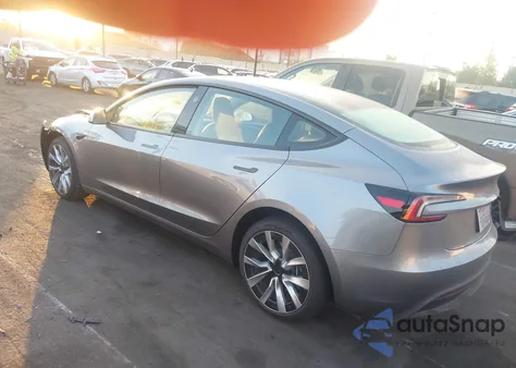 2025 Tesla Model 3 Long Range Rear-Wheel Drive/Standard z USA, uszkodzony, nr VIN 5YJ3E1EA6SF032672